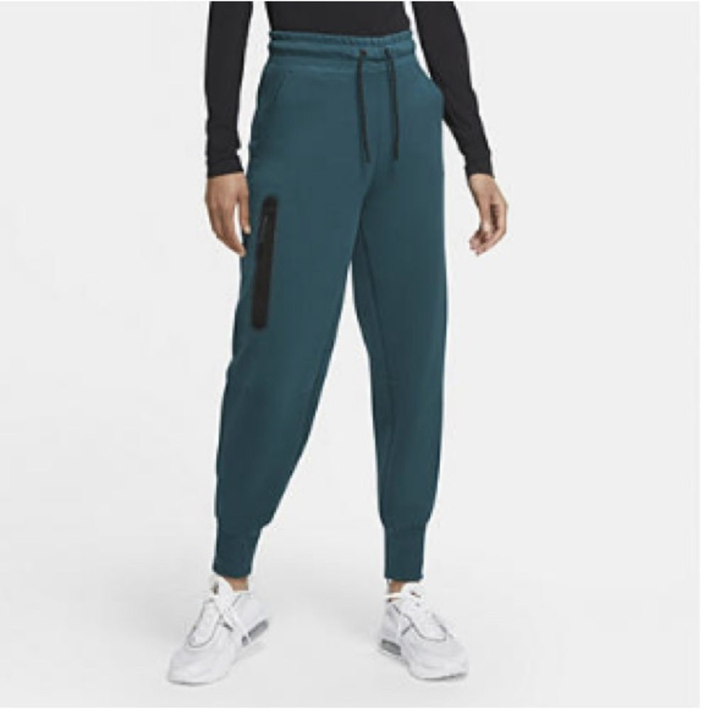 Never worn Nike tech fleece joggers